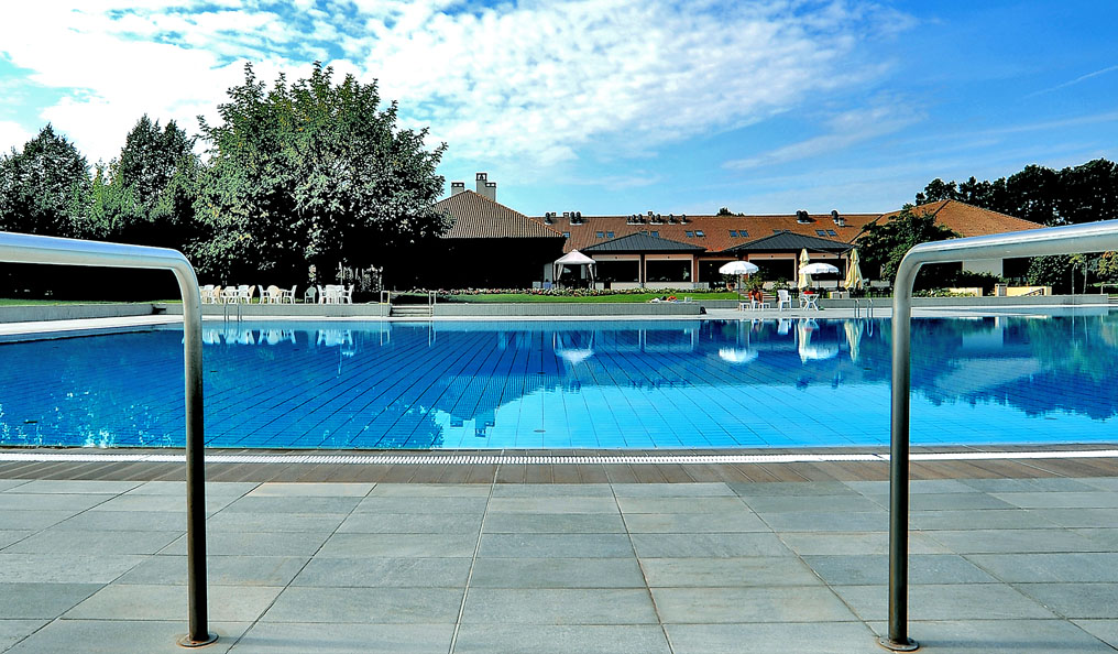 Avec vue sur le ciel Au bord de la piscine avec Panaria Ceramica